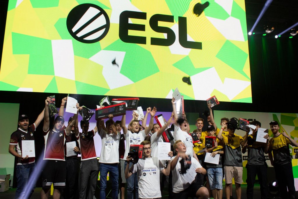 Die E-Sport-Schulmeister 2019 bei der Siegerehrung auf der gamescom (Foto: esports.com)